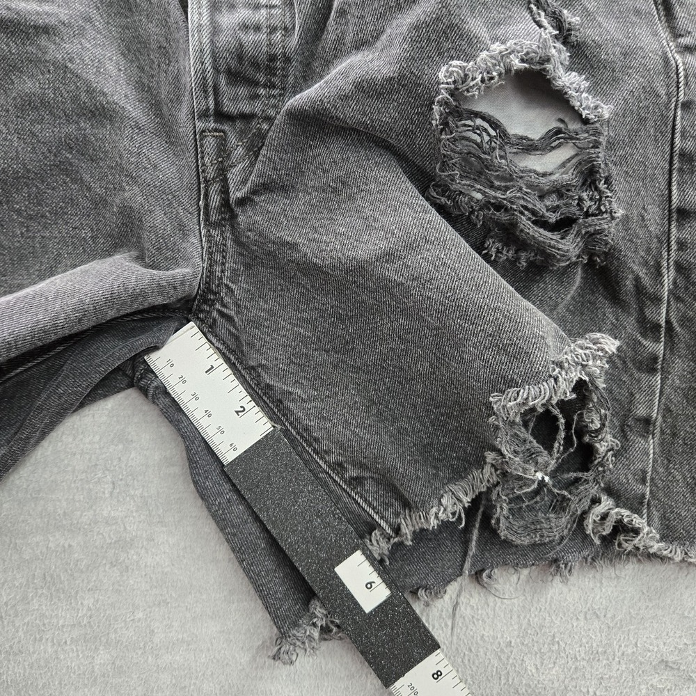 Levi's 501 Women Shorts W30 Black Denim Original Fit‎ Straight Leg Distressed - Picture 9 of 11